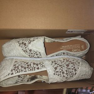 Lightly worn lace toms